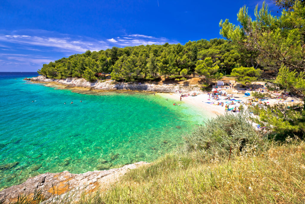 Kroatien - Idyllic turquoise beach in Pula summer view