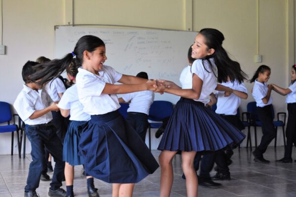 Costa Rica Spielen mit Kindern Schule Tanz